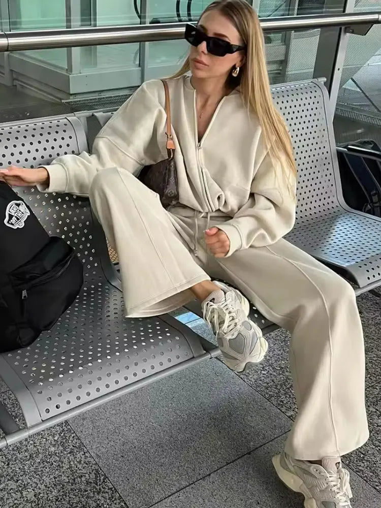 Chic women’s 2-piece set with a zip bomber jacket and high-waist wide-leg pants — perfect for a stylish fall look.