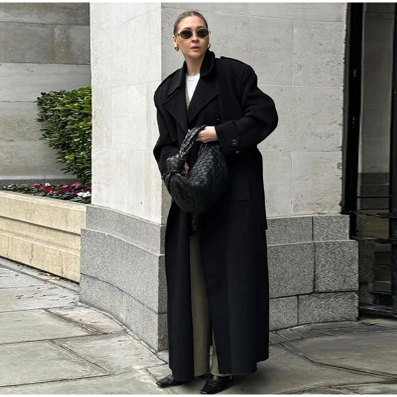 Women’s Long Winter Coat
Warmth and elegance that define your winter styl
 معطف نسائي طويل شتوي
دفء وأناقة تكمّلان إطلالتك في أيام الشتاء الباردة