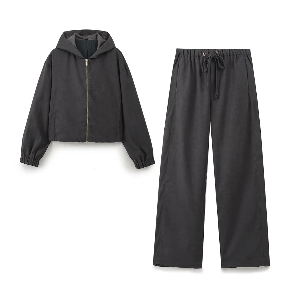 Luxury Women’s Pajama
Where comfort meets pure elegance.
بجامة نسائية فاخرة
  لراحة تنبض بالأناقة والفخامة.