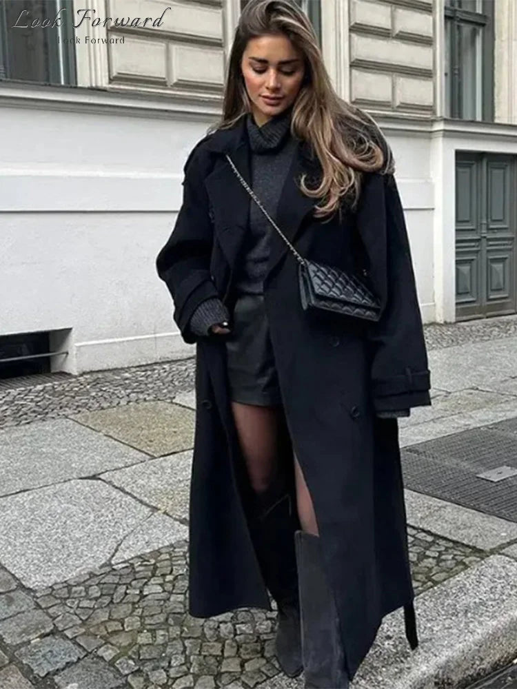 Women’s Long Winter Coat
Warmth and elegance that define your winter styl
 معطف نسائي طويل شتوي
دفء وأناقة تكمّلان إطلالتك في أيام الشتاء الباردة