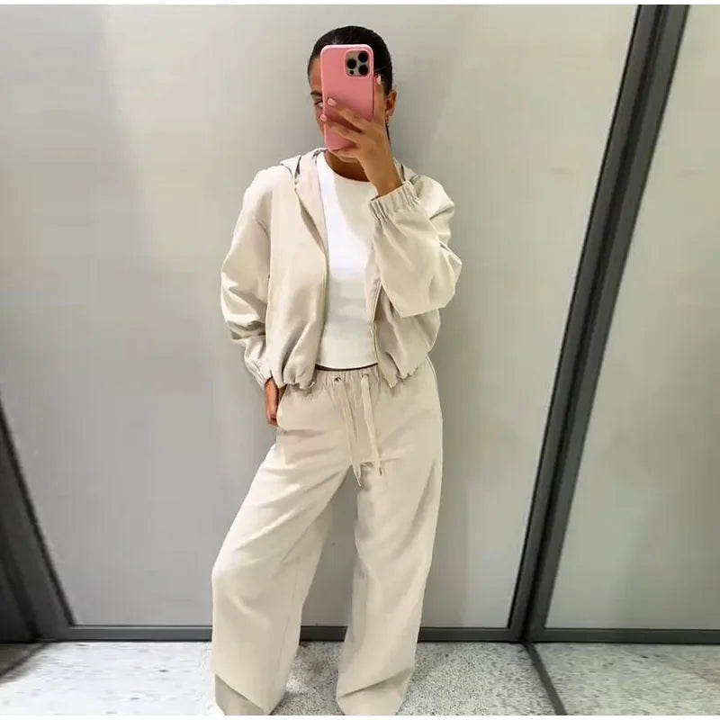Luxury Women’s Pajama
Where comfort meets pure elegance.
بجامة نسائية فاخرة
  لراحة تنبض بالأناقة والفخامة.
