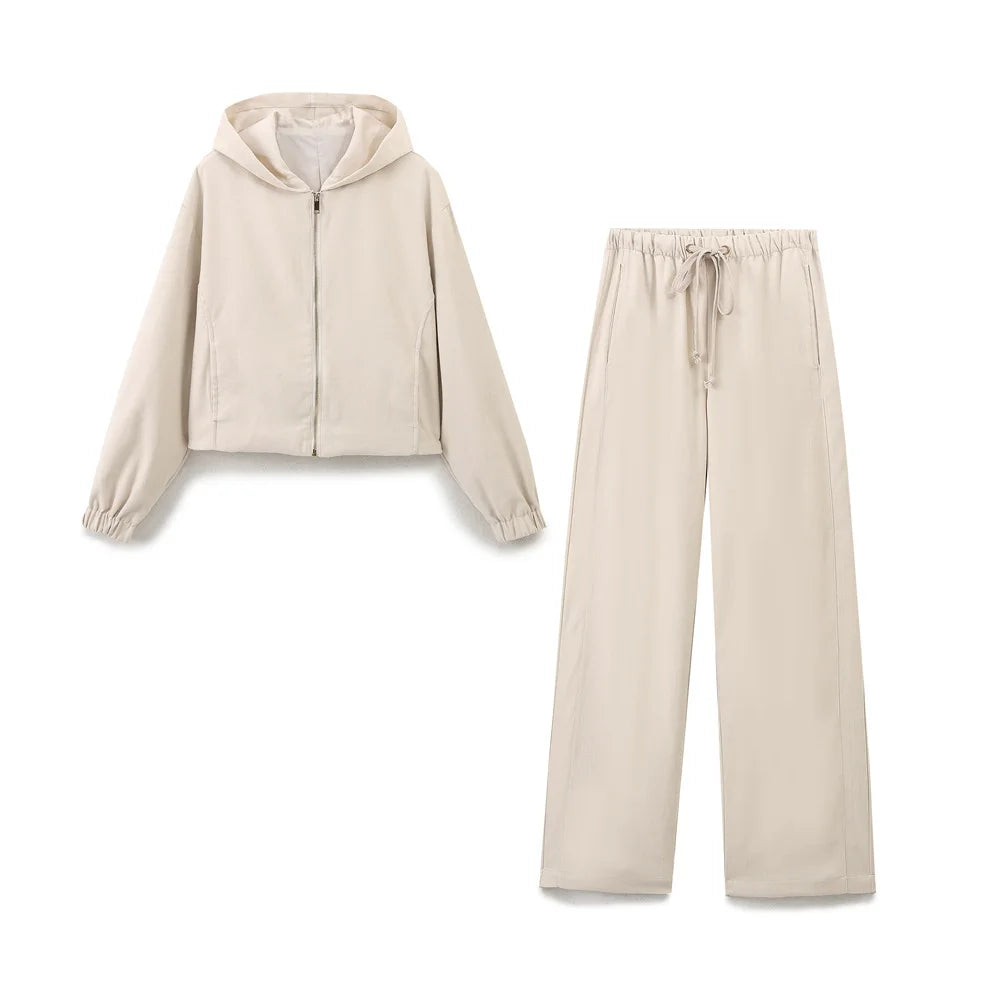 Luxury Women’s Pajama
Where comfort meets pure elegance.
بجامة نسائية فاخرة
  لراحة تنبض بالأناقة والفخامة.