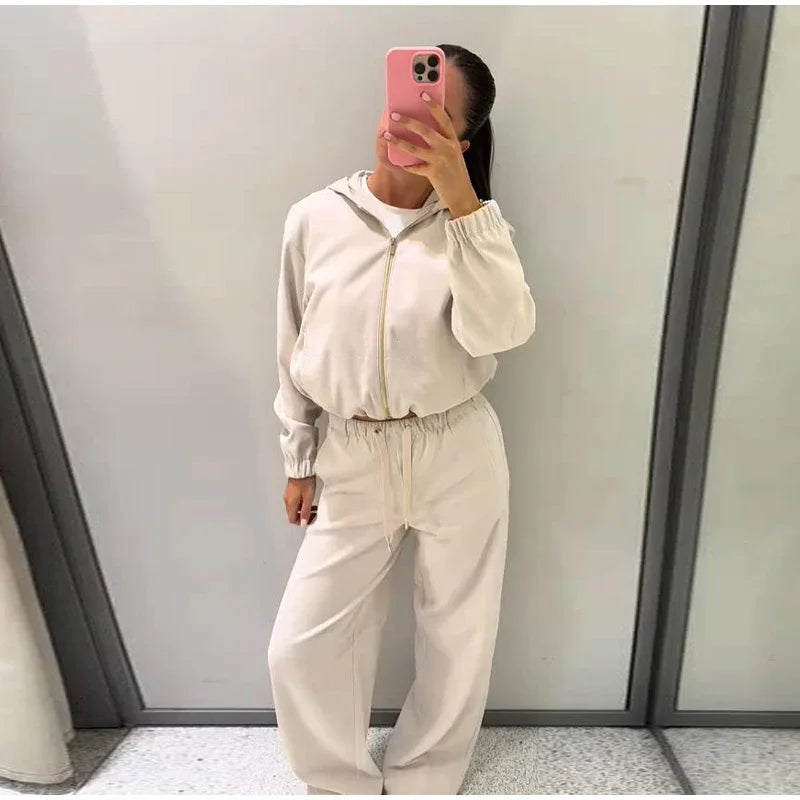 Luxury Women’s Pajama
Where comfort meets pure elegance.
بجامة نسائية فاخرة
  لراحة تنبض بالأناقة والفخامة.