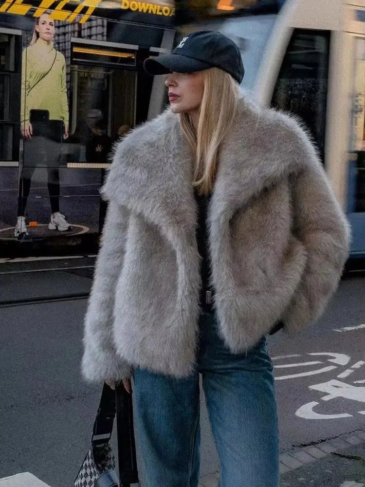 Women’s Faux Fur Coat
 معطف نسائي من الفرو