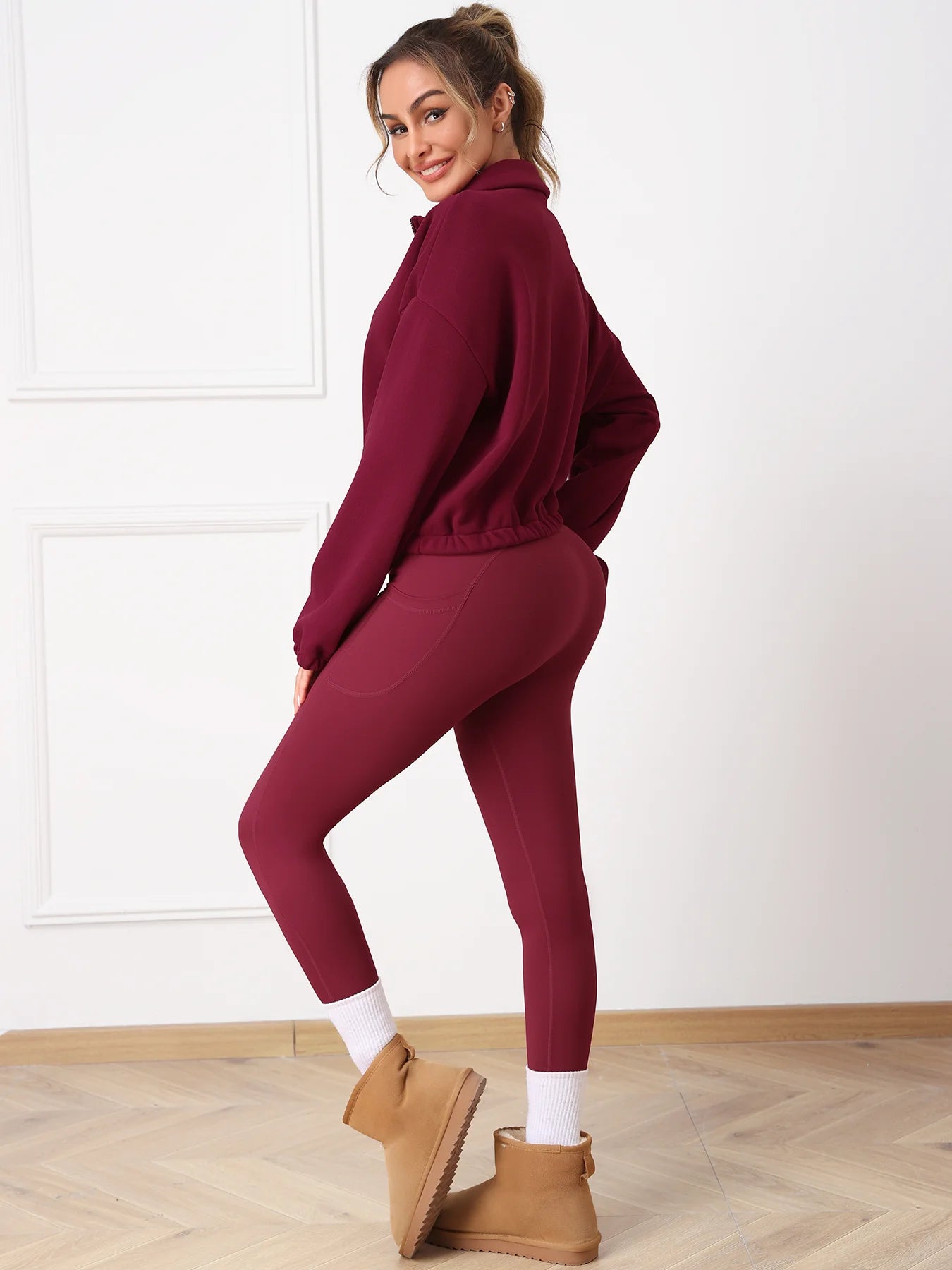 Elegant women’s sportswear with soft, flexible fabric — perfect for the gym or everyday wear.