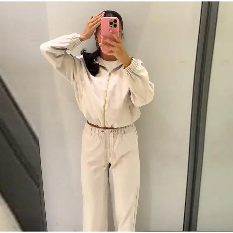 Luxury Women’s Pajama
Where comfort meets pure elegance.
بجامة نسائية فاخرة
  لراحة تنبض بالأناقة والفخامة.