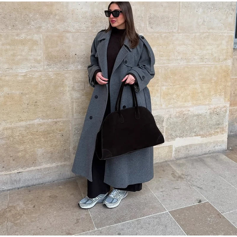 Women’s Long Winter Coat
Warmth and elegance that define your winter styl
 معطف نسائي طويل شتوي
دفء وأناقة تكمّلان إطلالتك في أيام الشتاء الباردة
