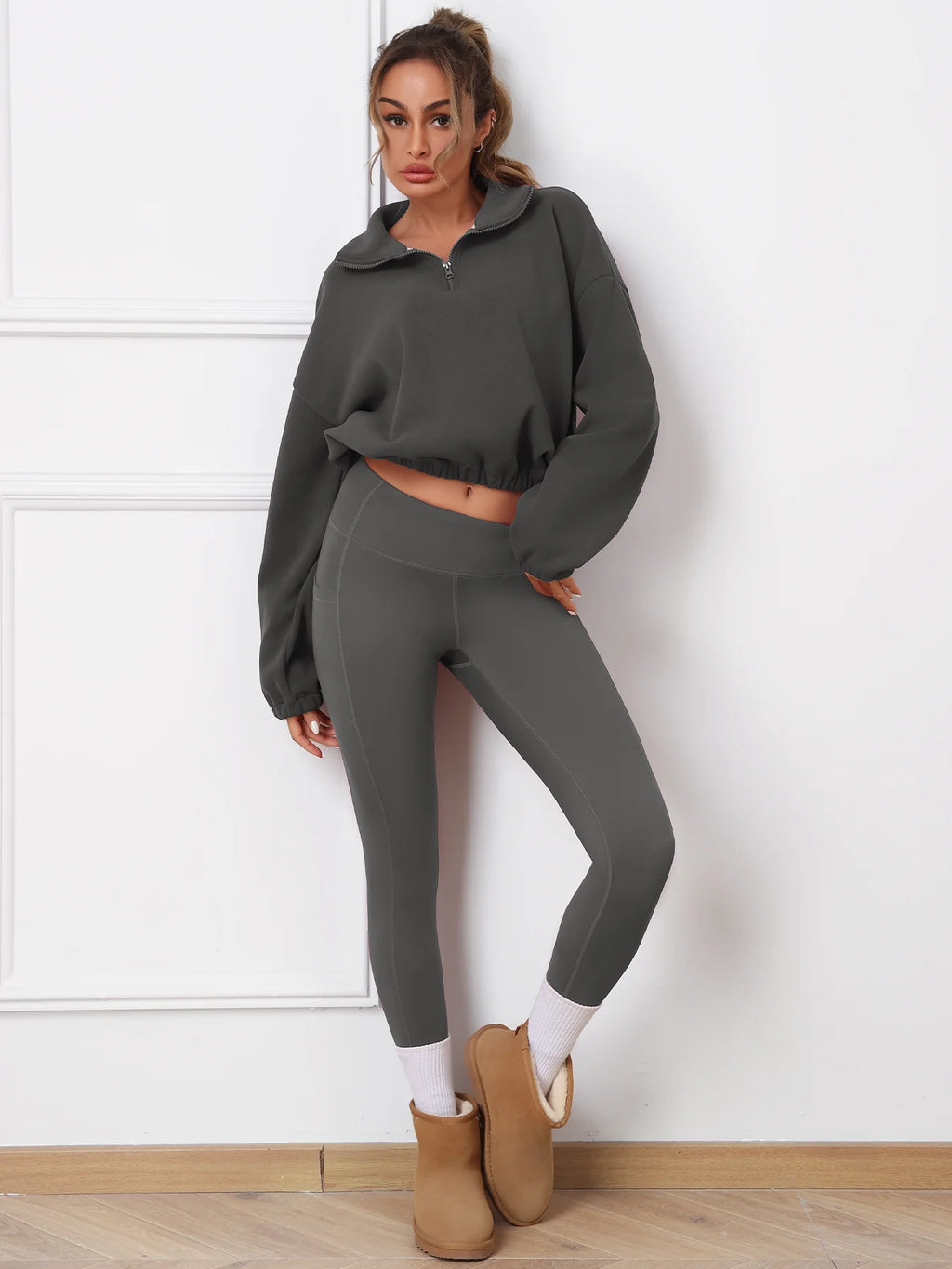 Elegant women’s sportswear with soft, flexible fabric — perfect for the gym or everyday wear.