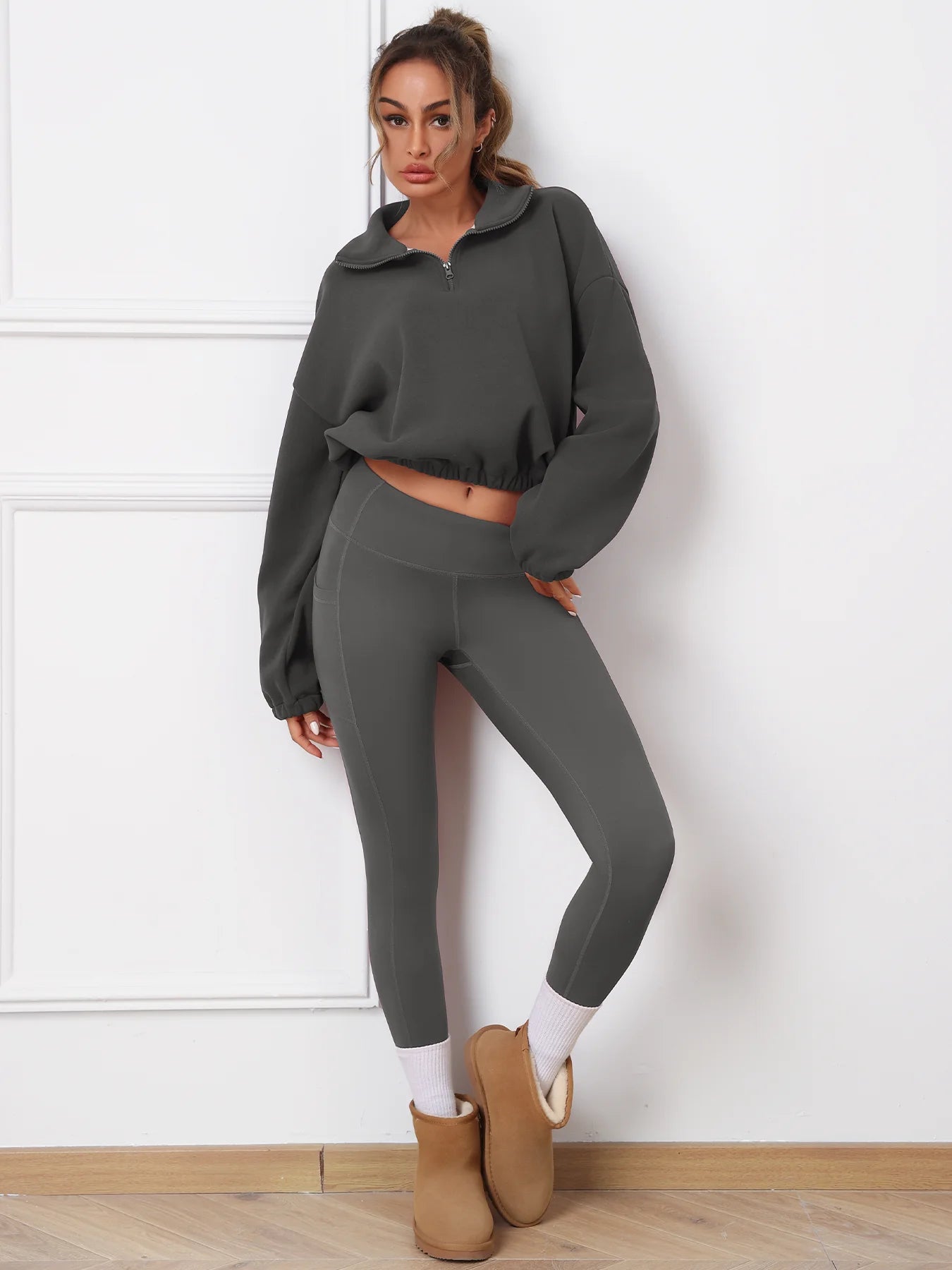 Elegant women’s sportswear with soft, flexible fabric — perfect for the gym or everyday wear.