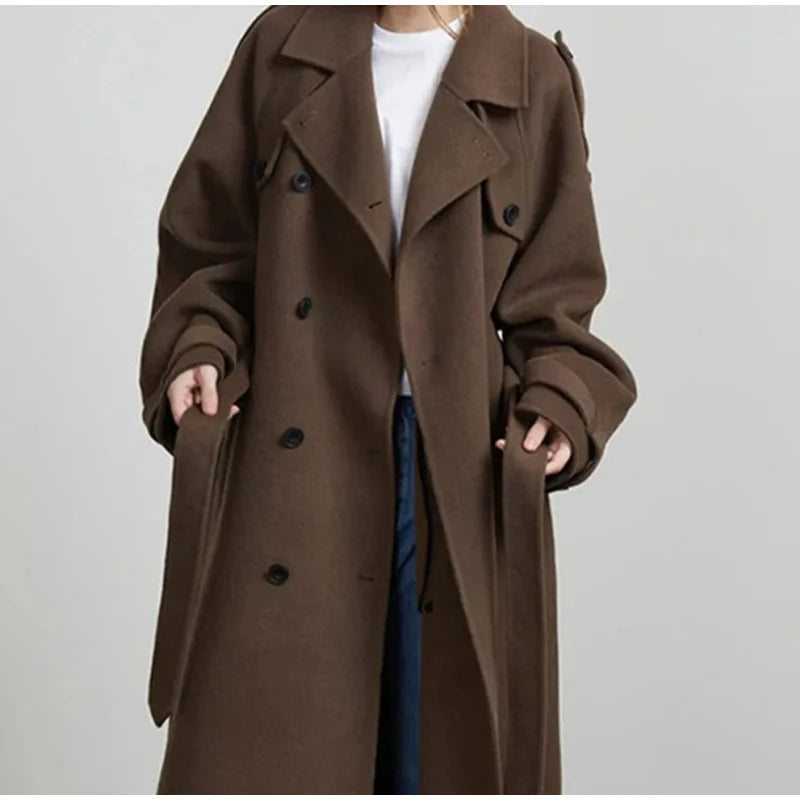 Women’s Long Winter Coat
Warmth and elegance that define your winter styl
 معطف نسائي طويل شتوي
دفء وأناقة تكمّلان إطلالتك في أيام الشتاء الباردة