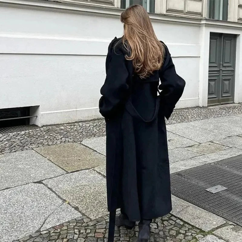 Women’s Long Winter Coat
Warmth and elegance that define your winter styl
 معطف نسائي طويل شتوي
دفء وأناقة تكمّلان إطلالتك في أيام الشتاء الباردة