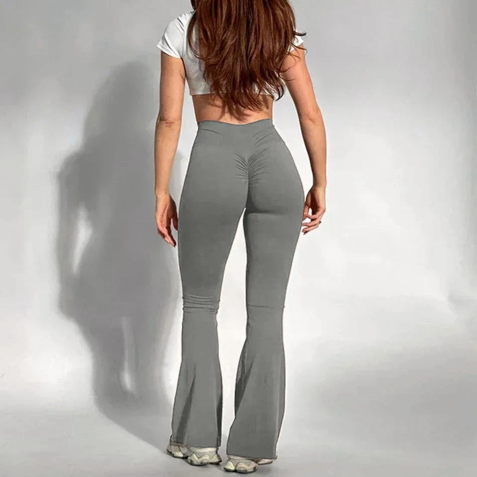 Stylish high-waisted sporty pants, perfect for workouts and daily wear.

بنطال رياضي عالي الخصر أنيق ومريح مثالي للتمارين والإطلالات اليومية.